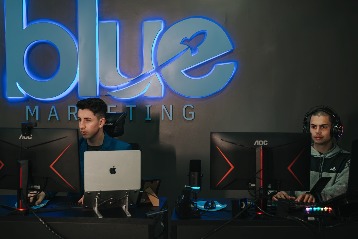 Time da Blue Marketing trabalhando no escritório